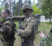 Ukrainos kariai per amerikiečių instruktorių treniruotę