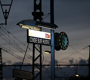 Prancūzijoje traukinys pervažiavo automobilį