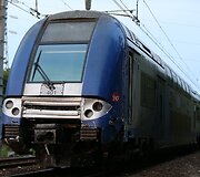 Prancūzijoje traukinys pervažiavo automobilį