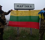 Marjinkoje stovintys kariai atsiuntė 15min redakcijai Ukrainos dvispalvę su para&scaron;ais