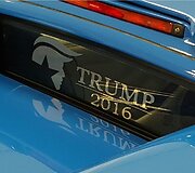 Ant automobilio i&scaron;liko Donaldo Trumpo atributika