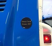 Ant automobilio i&scaron;liko Donaldo Trumpo atributika