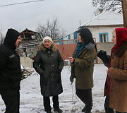 Savanoriai i&scaron; Charkovo ir moteris (antra i&scaron; kairės), gyvenanti per 20 metrų nuo fronto linijos Marjinkoje