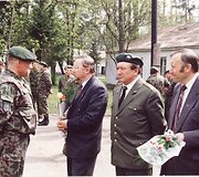 Leonas Laurinskas stovi profesoriaus Vytauto Landsbergio kairėje per jo vizitą Sakalinėje, 1994 metai