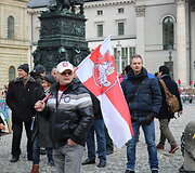 Prie&scaron; mitinguotojus protestavo nedidelė grupelė žmonių su Ukrainos ir Baltarusijos istorine vėliavomis