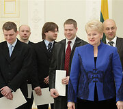 2010-04-08 Prezidentė Dalia Grybauskaitė apdovanojo Lietuvos jaunųjų mokslininkų sąjungos organizuoto konkurso &bdquo;Geriausios 2009 metų disertacijos autorius&ldquo; nugalėtojus 2010-04-08