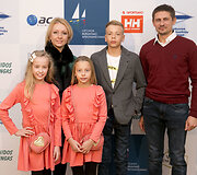 Jaunasis buriuotojas Matas Kniubas (viduryje) su &scaron;eima