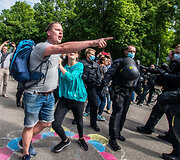 Protestai prie&scaron; vie&scaron;ojo gyvenimo apribojimus Vokietijoje