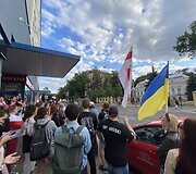 Susirinkę žmonės prie Baltarusijos ambasados Vilniuje