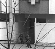Sovietų kareiviai, saugantys Lietuvos komunistų partijos centro komiteto pastatą