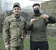 Lietuvos delegacija lankosi atstatomoje mokykloje Avdijivkos mieste Rytų Ukrainoje