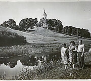 Vietiniai gyventojai fotografuodavosi bažnyčios fone. Apie 1969 m.