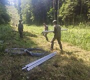 Kariuomenė pasienyje su Baltarusija pradėjo tiesti spygliuotos vielos užtvarą