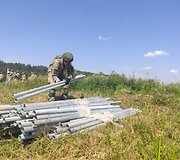 Kariuomenė pasienyje su Baltarusija pradėjo tiesti spygliuotos vielos užtvarą