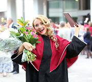 &bdquo;Mis Lietuva 2013&ldquo; Rūta Elžbieta Mazurevičiūtė ketvirtadienį atsiėmė Vytauto Didžiojo universiteto teisės magistro diplomą. Diplomų įteikimo &scaron;ventėje Kaune Rūtą sveikino artimieji ir mylimasis Mantas Pitkauskas.