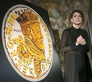 Vilniaus universiteto Rektoriaus auloje pristatytos itin riboto tiražo Stepono Batoro valdymo laikais (1576-1586) kaldintų auksinių monetų replikos.  2015 m. spalio 12 d.