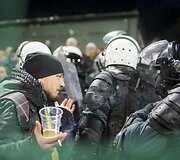 Lietuvos futbolo rinktinė atrankos į Europos čempionatą ciklą užbaigė rungtynėmis su Anglija. LFF stadione anglai kovojo dėl de&scaron;imtosios, rekordinės pergalės &scaron;iame atrankos cikle, Lietuvos rinktinei &scaron;ios rungtynės &ndash; dėl garbės.  2015 m. spalio 12 d