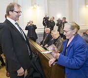 Senutė deklamuoja eilėra&scaron;tį Viktorui 