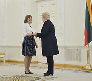 Prezidentė apdovanojo Nacionalinio diktanto konkurso nugalėtojus 