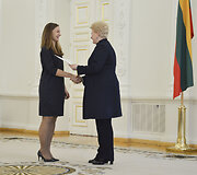 Prezidentė apdovanojo Nacionalinio diktanto konkurso nugalėtojus 
