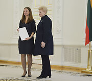 Prezidentė apdovanojo Nacionalinio diktanto konkurso nugalėtojus 