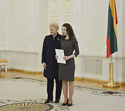 Prezidentė apdovanojo Nacionalinio diktanto konkurso nugalėtojus 