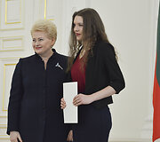 Prezidentė apdovanojo Nacionalinio diktanto konkurso nugalėtojus 