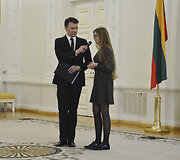 Prezidentė apdovanojo Nacionalinio diktanto konkurso nugalėtojus 