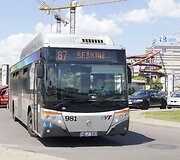 Autobusai nepravažiuoja dėl stovinčių automobilių