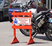 Autobusai nepravažiuoja dėl stovinčių automobilių
