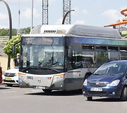 Autobusai nepravažiuoja dėl stovinčių automobilių