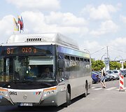 Autobusai nepravažiuoja dėl stovinčių automobilių