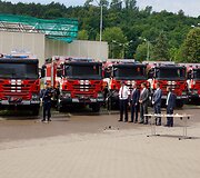 Ugniagesiams gelbėtojams perduotos naujos gaisrinės automobilinės cisternos ir lengvieji automobiliai