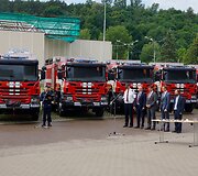 Ugniagesiams gelbėtojams perduotos naujos gaisrinės automobilinės cisternos ir lengvieji automobiliai
