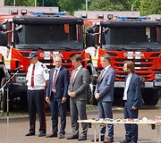 Ugniagesiams gelbėtojams perduotos naujos gaisrinės automobilinės cisternos ir lengvieji automobiliai