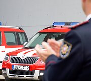 Ugniagesiams gelbėtojams perduotos naujos gaisrinės automobilinės cisternos ir lengvieji automobiliai