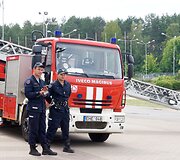 Ugniagesiams gelbėtojams perduotos naujos gaisrinės automobilinės cisternos ir lengvieji automobiliai