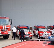 Ugniagesiams gelbėtojams perduotos naujos gaisrinės automobilinės cisternos ir lengvieji automobiliai