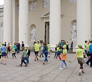 Folkloro ansamblių pasirodymas Katedros aik&scaron;tėje