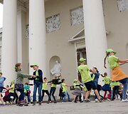 Folkloro ansamblių pasirodymas Katedros aik&scaron;tėje