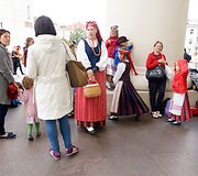 Folkloro ansamblių pasirodymas Katedros aik&scaron;tėje