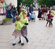 Folkloro ansamblių pasirodymas Katedros aik&scaron;tėje