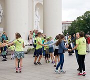 Folkloro ansamblių pasirodymas Katedros aik&scaron;tėje