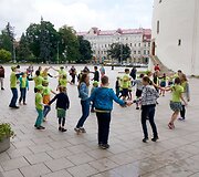 Folkloro ansamblių pasirodymas Katedros aik&scaron;tėje