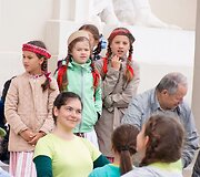Folkloro ansamblių pasirodymas Katedros aik&scaron;tėje