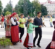 Folkloro ansamblių pasirodymas Katedros aik&scaron;tėje