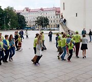 Folkloro ansamblių pasirodymas Katedros aik&scaron;tėje