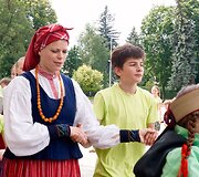 Folkloro ansamblių pasirodymas Katedros aik&scaron;tėje