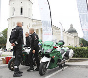 Draugi&scaron;ka akcija dviratininkams: policija skatino dėvėti &scaron;almus
