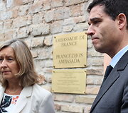 Užuojautų parei&scaron;kimas dėl i&scaron;puolio Nicoje prie Prancūzijos ambasados Vilniuje